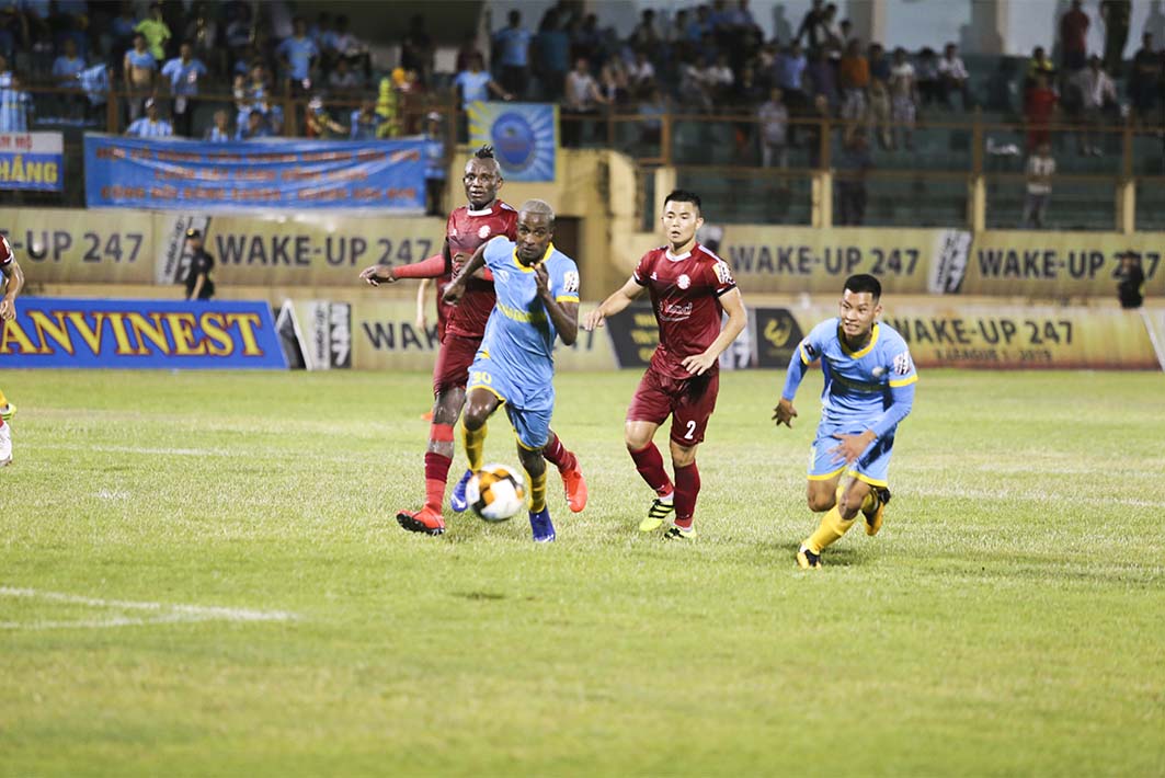 Sanna Khanh Hoa-Bien Vietnam players in light blue