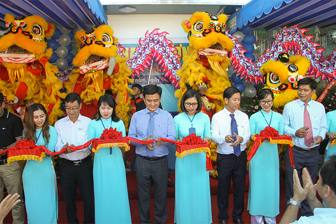 Representatives cutting ribbon at opening ceremony