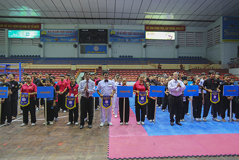 Organizers offering commemorative flags to teams