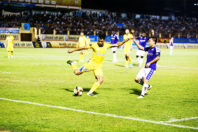 Sanna Khanh Hoa-Bien Vietnam fights for points against Hanoi