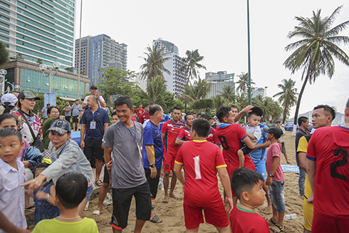 Khanh Hoa fans cheering their team’s victory 