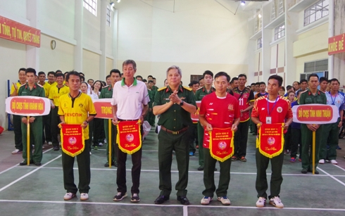 Organization committee giving commemorative flags to participating units