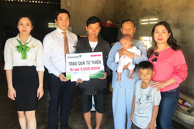 Two motherless children receive donation of over VND110 million