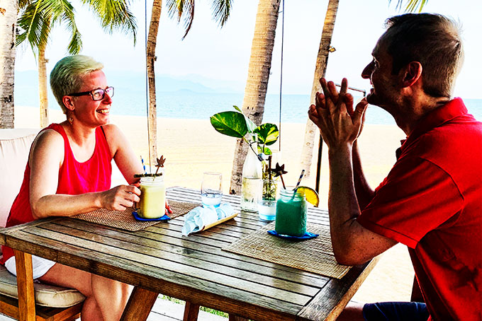 Nhà hàng Ana Beach (Khu nghỉ mát Evason Ana Mandara) phục vụ du khách ống hút bằng giấy, chai đựng nước bằng thủy tinh.