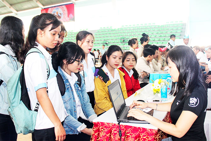 Businesses recruiting employees at job session