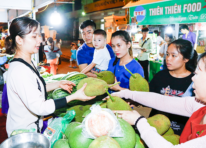 Fruit booths are always crowded with buyers