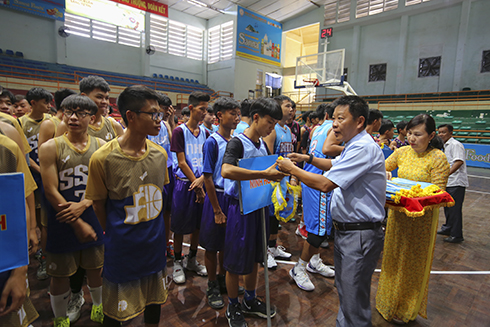 Organization board giving commemorative flags to teams