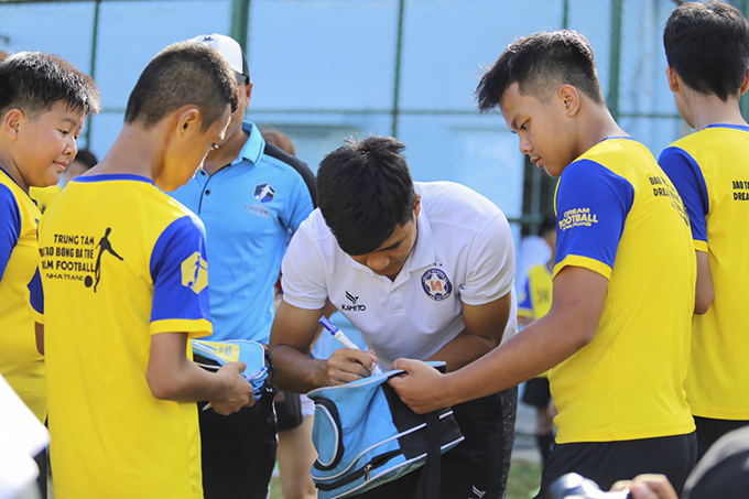 Exchange with Vietnamese national football players in Nha Trang