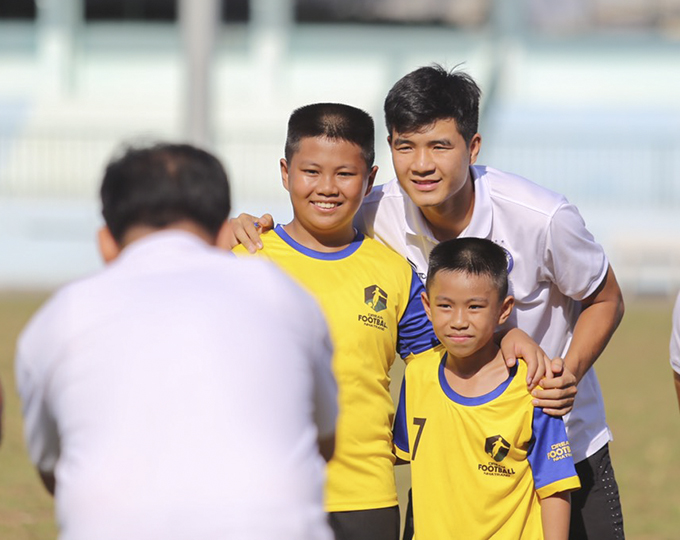 … and posing with young players