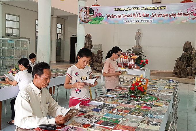 People reading books of President Ho Chi Minh’s statement at exhibition