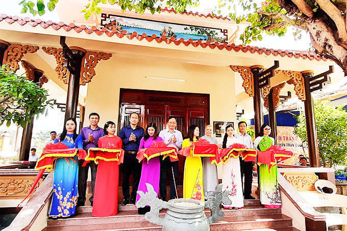 Representatives cutting ribbon at inauguration ceremony