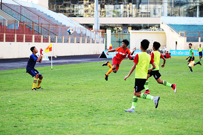 Young players playing Khanh Hoa’s U13 football contest 2019