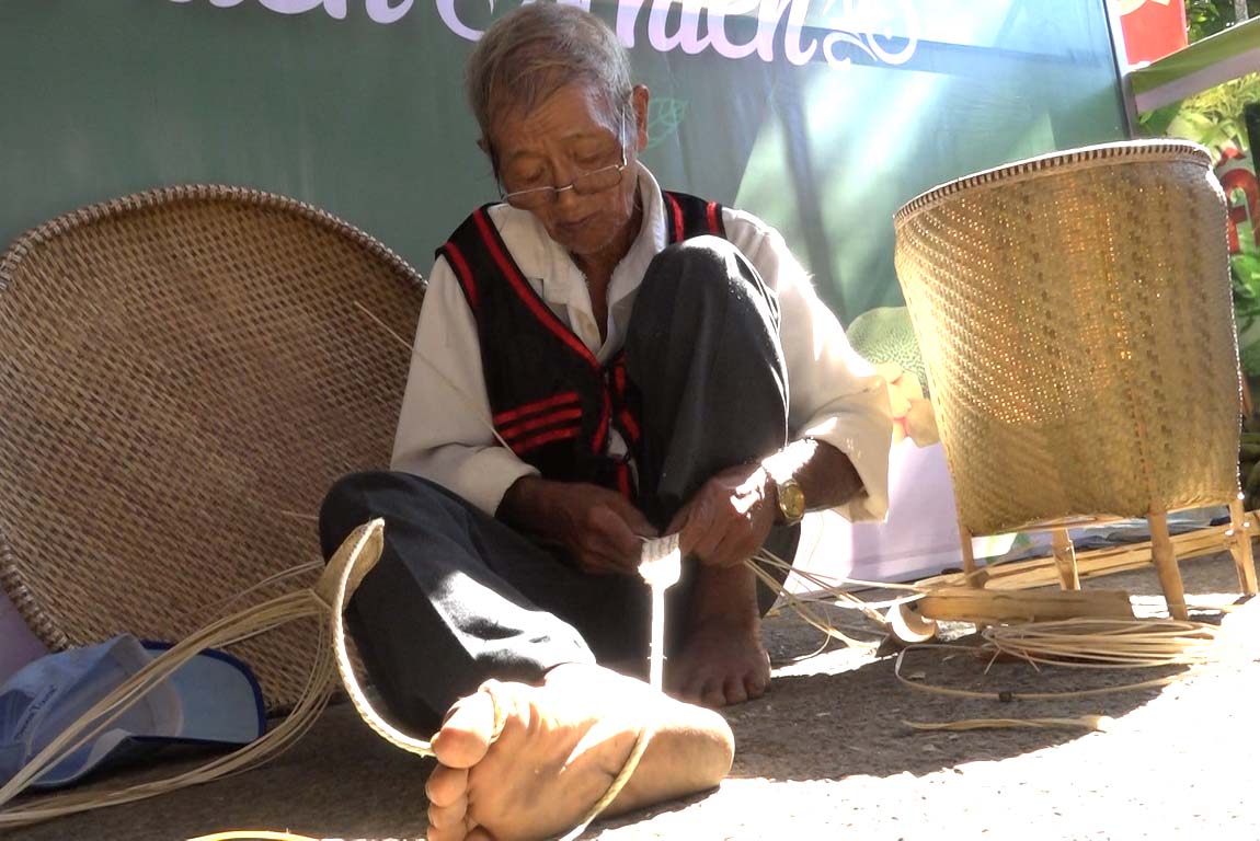 Craft contest for village patriarchs