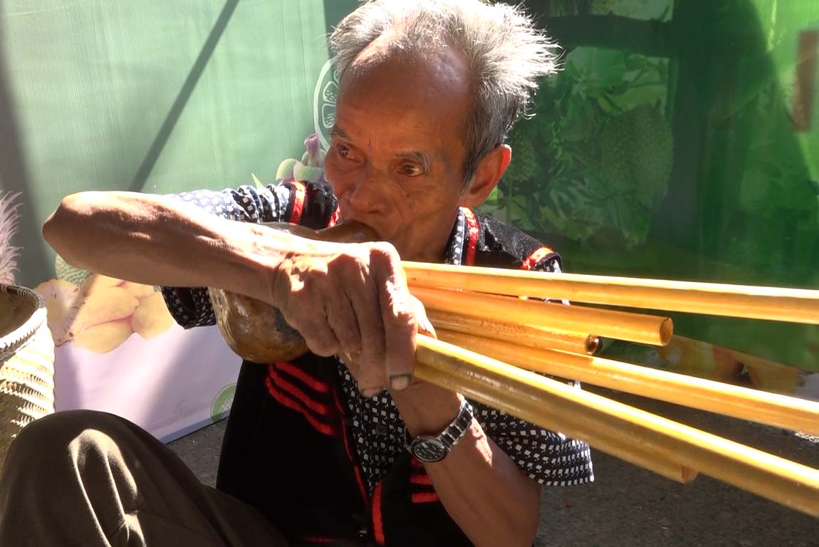 Testing “Khèn Bầu”, a traditional music instrument of ethnic people in Khanh Son