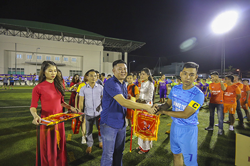 Organizer offering commemorative flags to teams