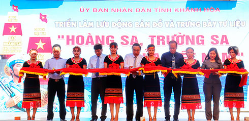 Representatives cutting ribbon at opening ceremony