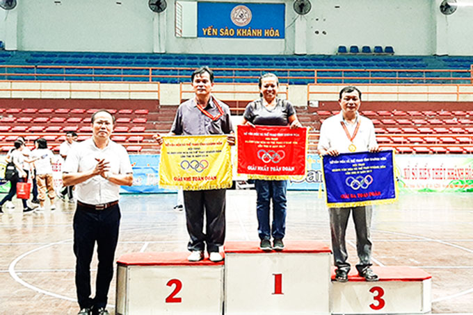 Leader of Khanh Hoa Provincial Department of Cultural and Sports offering prizes to winners