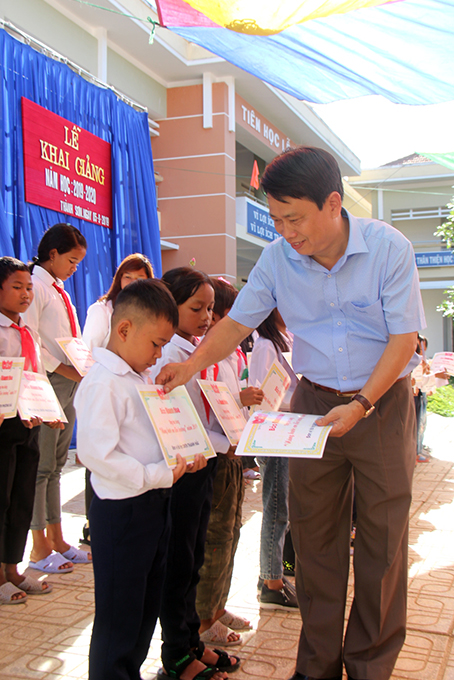 14 bookshelves and 40 scholarships offered to needy students