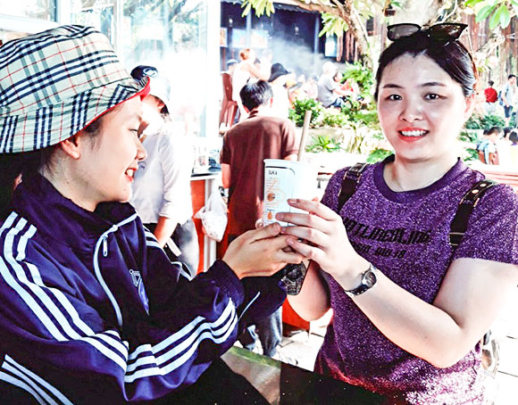 Paper straws and cups are used at Hon Chong tourist site