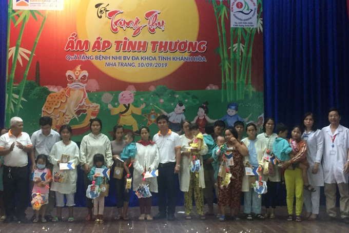 &quot;Loving and affectionate&quot; Moon Festival for kid patients