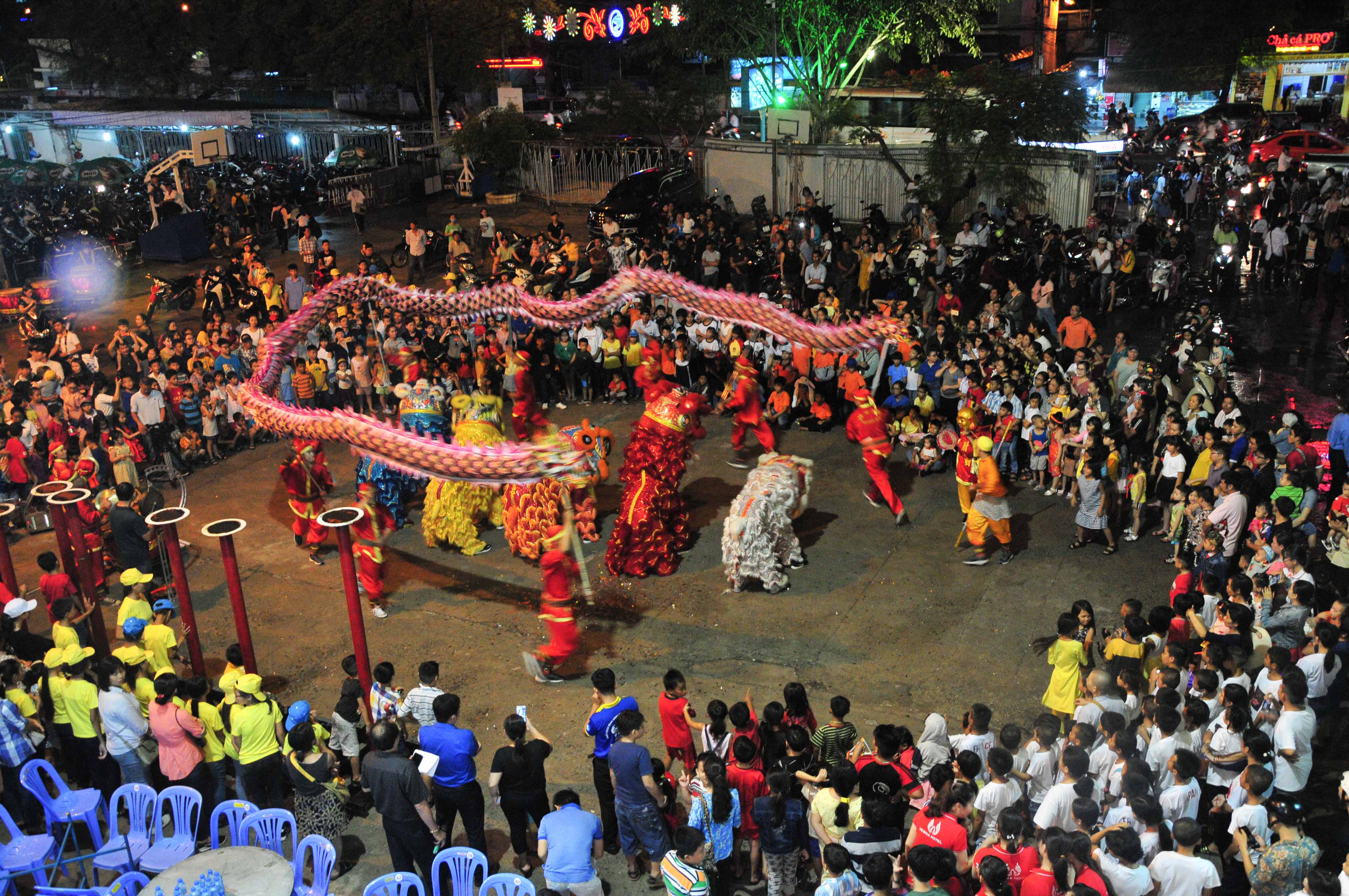 Exciting unicorn-lion-dragon dance