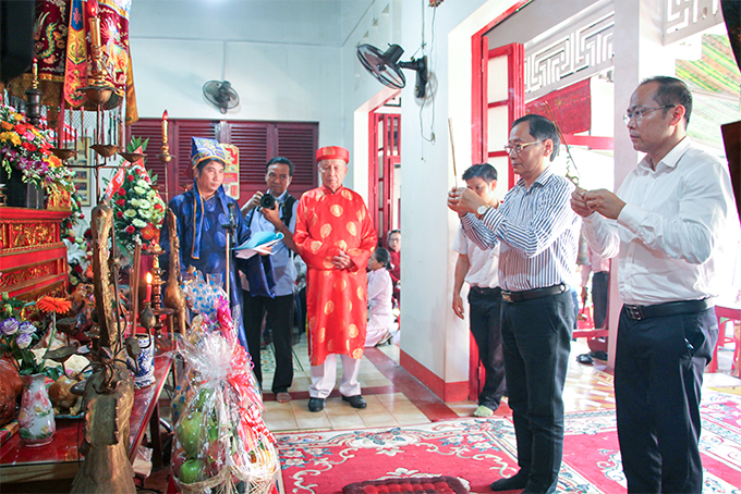 Nguyen Dac Tai (second from right) offering incense to the national hero.