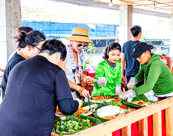 Tourists learning to make Vietnamese rolls