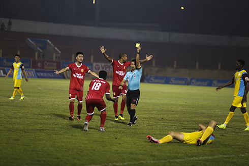 Player of DNH.ND receives yellow card for his foul