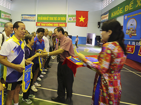 Organizer giving commemorative flags to teams