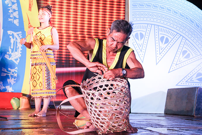 Preserving cultural characteristics through traditional handicrafts