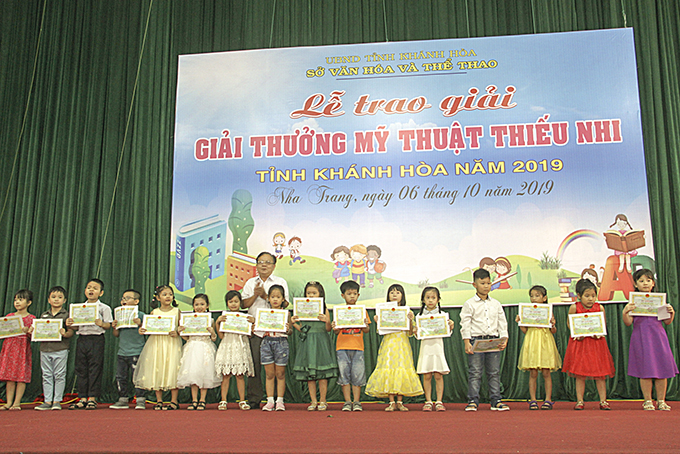 Preschool children awarded gold prizes  