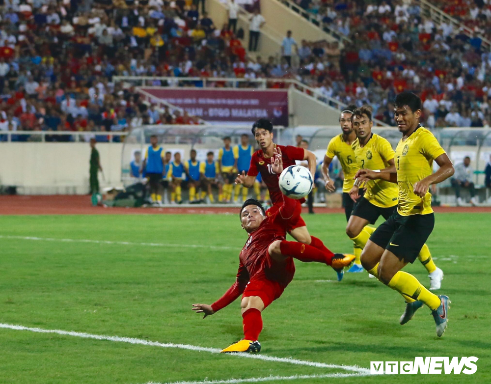 Quang Hai strikes a volley past Malaysia’s goalkeeper