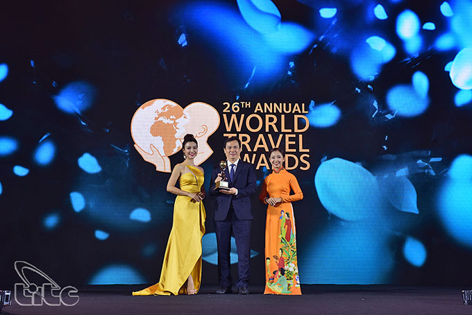 VNAT's Chairman Nguyen Trung Khanh received World Travel Awards for Viet Nam tourism