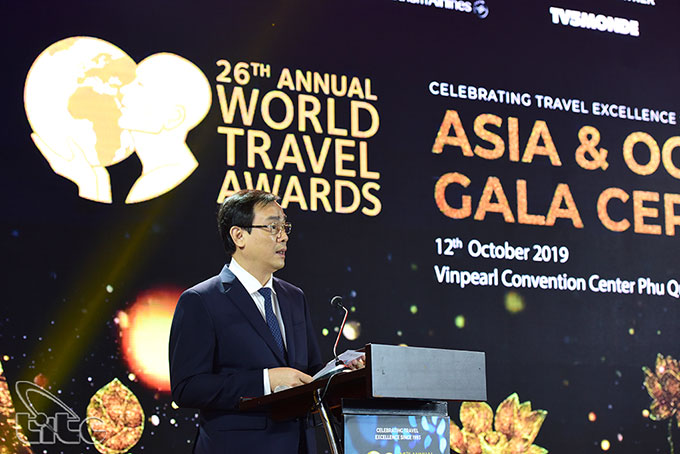 VNAT's Chairman Nguyen Trung Khanh delivering his speech at the award ceremony