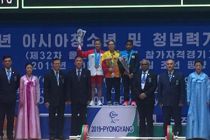 Pham Dinh Thi wins gold in junior women 45 kg total