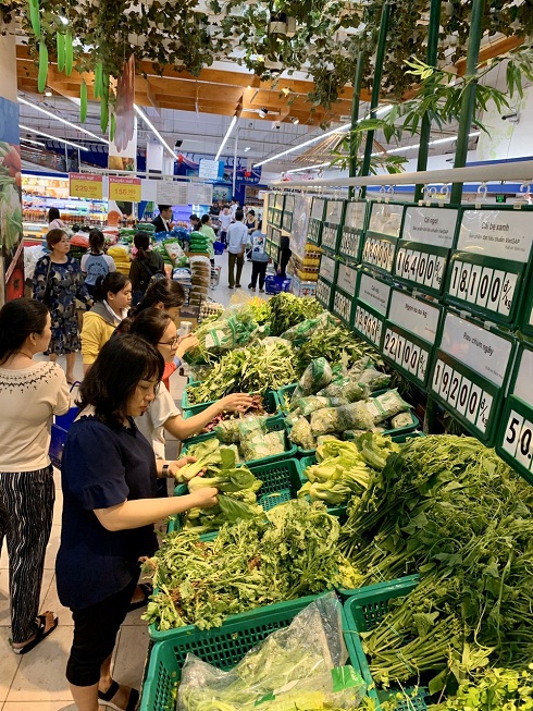 People in Nha Trang stock up on groceries in preparation for storm
