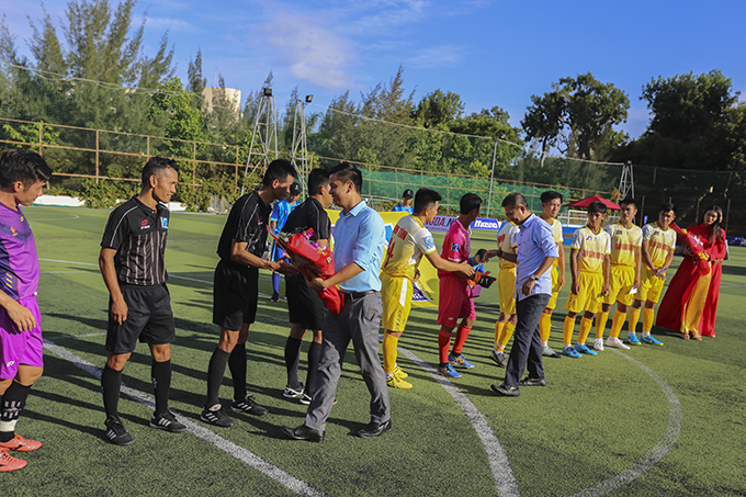 Organizers shaking hands with players