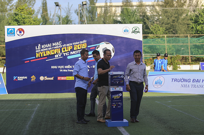 Leaders of Khanh Hoa Provincial Department of Culture and Sports and other representatives donating money