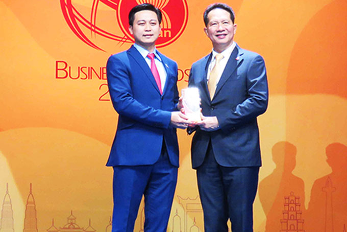 Representative of Khanh Hoa Salanganes Nest Company receiving ABA