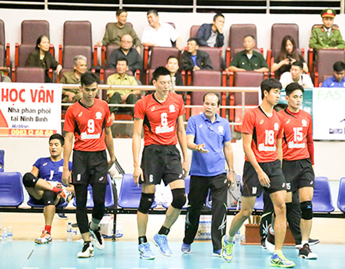 Coach Thai Quang Lai (middle) and players of Sanest Khanh Hoa