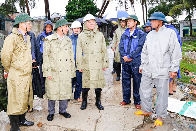 Khanh Hoa Provincial Party Committee Secretary Nguyen Khac Dinh checks Nakri Storm prevention in Ninh Hoa