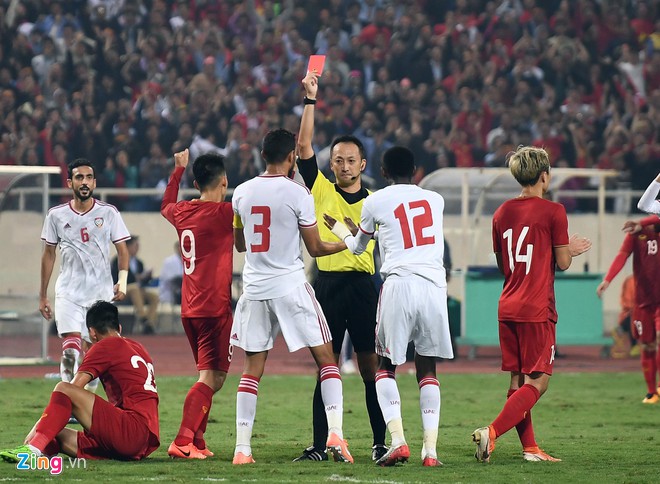 UAE played with ten men after defender Khalifa Al Hammadi was sent off