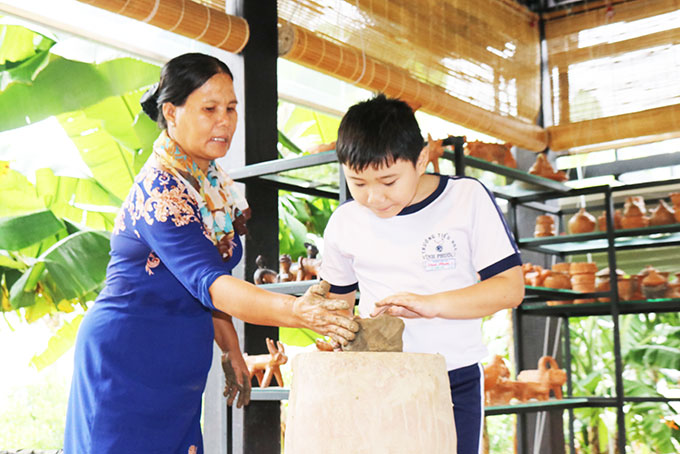 Nearly 200 students visit Cham Oasis Craft Village