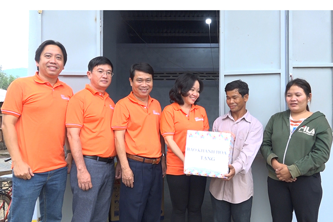 VIDEO: Khanh Hoa Newspaper builds house for a poor family