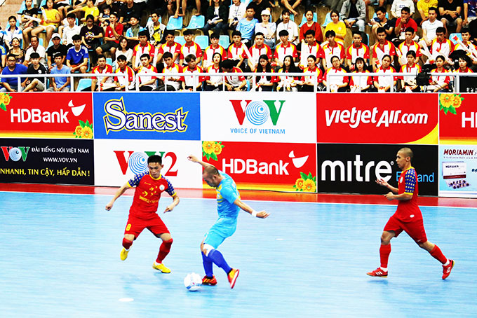 Two futsal teams of Khanh Hoa competing each other