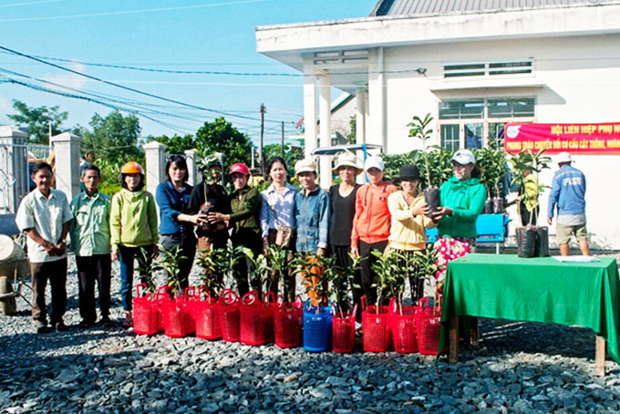 Women’s Association members receiving saplings of grapefruit