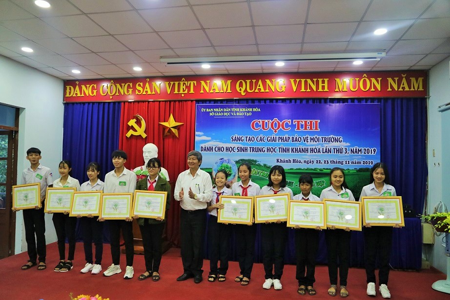 Students receiving second prizes