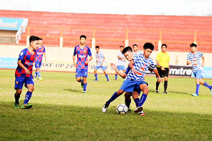 Ausumption Bangrak (in white and blue jersey) playing against My Love Dien Khanh U15