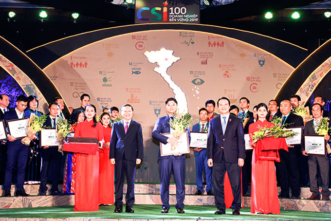 Representative of Khanh Hoa Salanganes Nest Company receiving certificate of sustainable company