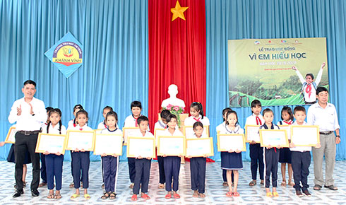 Viettel Khanh Hoa grants scholarships to poor pupils in Khanh Vinh District.